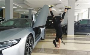 去年抱娃“一字马”关后备厢，这位瑜伽达人挺孕肚倒立关车门