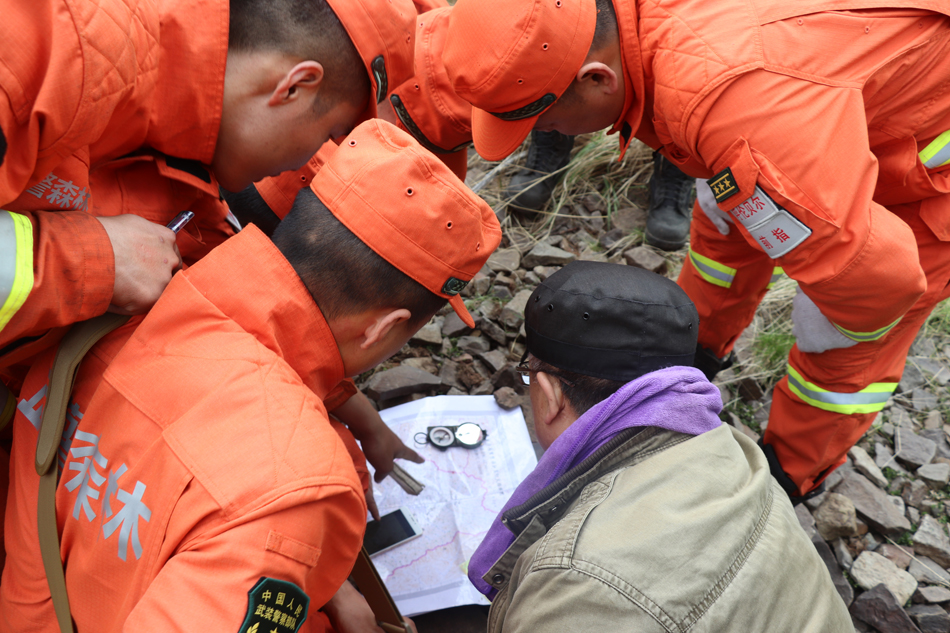 11-03-武警呼伦贝尔市森林支队前指与地方专业扑火队一同商讨火场看守工作（拍摄者，武警呼伦贝尔市森林支队李赟超）