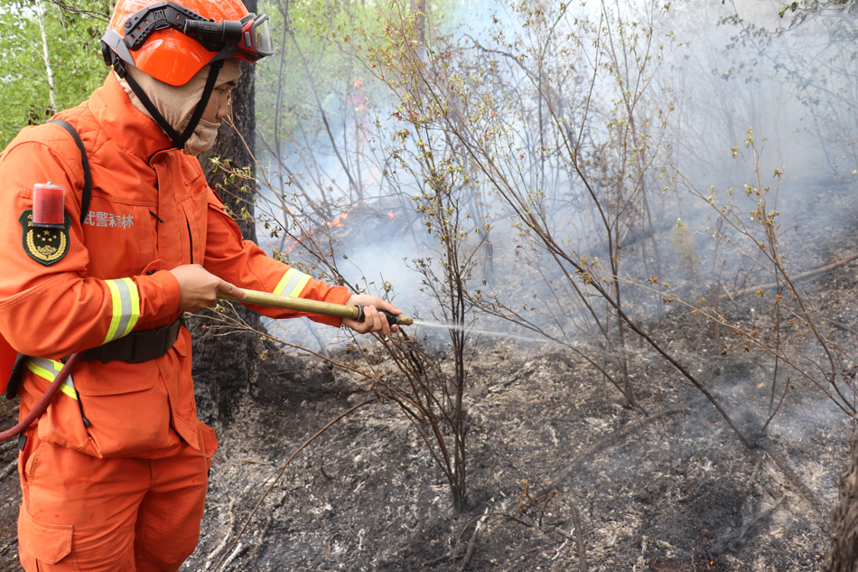 13-01-武警呼伦贝尔市森林支队官兵正在进行火场清理，实现火场“三无（无烟，无火，无气）”（拍摄者，李赟超）