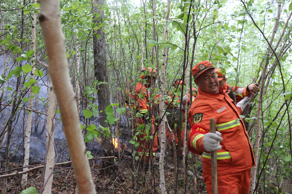 15-05-武警呼伦贝尔市森林支队包文玖支队长带队看守火场（拍摄者，武警呼伦贝尔市森林支队李赟超）