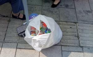 惦記孫子，老人“偷偷”場(chǎng)外撿瓶子陪考