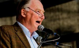 發(fā)表企圖淡化納粹罪行言論引不滿，德極右政客游泳時衣物被盜