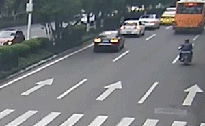 女司機油門當剎車，奧迪一頭扎進隔離帶