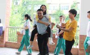 浙江江山一高考生骨折坐輪椅赴考，副校長主動(dòng)承擔(dān)送考背樓