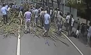 遇车祸公交司机问救不救?乘客说:救!