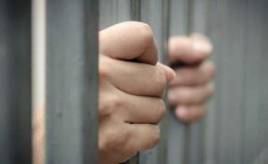 男子非法挖沙致丝路第一桥古桥本体受损，损毁古迹被判二缓三