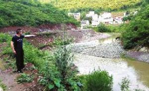 暖聞｜鐵警跳河救落水兒童，家長靠遺落現場的警官證登門謝恩