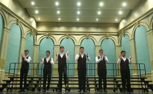 這場公益音樂會上，孤獨(dú)咖啡館的自閉癥孩子表演了銅管五重奏