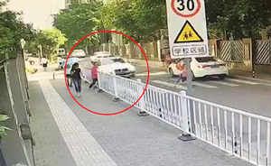 寶馬女司機(jī)開(kāi)車玩手機(jī)，撞斑馬線上老人