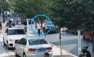 盲人誤入路中央，多車圍出“愛(ài)心通道”