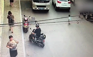 父親看手機(jī)，3歲兒子自己下車被壓身亡