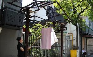 西湖邊老墻門住戶沒地曬衣，社區(qū)請來雕塑師定制民國風晾衣架