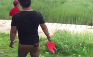 毆打八旬老太后遭居民追趕，男子跳江