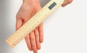 陜西城固小學(xué)生教室內(nèi)小便被班主任抽打，涉事教師被行政警告