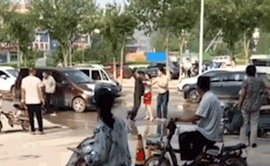 行路起纠纷，老人与车主互殴后倒地身亡