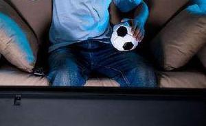 丈夫熬夜看世界杯惹恼孕妻，妻子称遭家暴打110报警