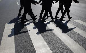 “土地爺”供奉儀式部分單位門框貼符，湖北數(shù)人因未制止受處