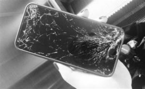 馬上評(píng)丨拾手機(jī)索酬不成竟摔碎：應(yīng)以法律規(guī)制“拾金強(qiáng)昧”