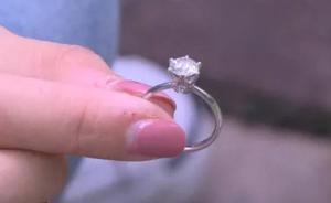 價(jià)值6萬鉆戒被居民當(dāng)垃圾錯(cuò)扔，浙江一環(huán)衛(wèi)工用手機(jī)照明找回