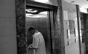 熊孩子在電梯里撒尿，媽媽道歉：孩子寫檢討、還要掃一月電梯