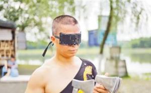 重慶男子13年練成飛斧功：蒙眼扔斧、斧斧精準(zhǔn)，徒弟當(dāng)人靶