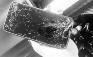 寧波警方通報(bào)大媽撿手機(jī)索酬未果摔機(jī)：保護(hù)當(dāng)事方細(xì)節(jié)不公開