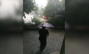 临近开考,中学教师雨中涉水百米送考卷