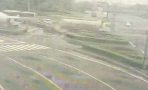 奔馳撞花壇騰空飛出，女司機(jī)被甩出車外