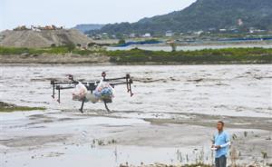 涪江漲水143名工人被困美麗島，無(wú)人機(jī)運(yùn)送物資緊急救援