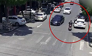轎車猛開門，撞倒后車駕駛員致碾壓身亡