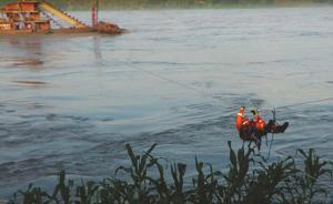 河水暴漲沖走采砂船，消防無(wú)人機(jī)拋繩營(yíng)救三名被困守船員