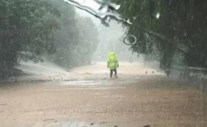 暖闻｜暴雨中逆行：泥石流过境，崇州一辅警涉水为车主探路