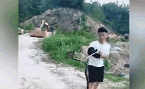 19歲網(wǎng)紅手抓眼鏡蛇直播，被毒液噴眼