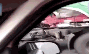 半掛車氣管斷裂，女子用手掐著繼續(xù)開