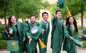 美五胞胎兄妹畢業(yè)于同所大學不同專業(yè)，靠打工和貸款完成學業(yè)