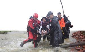 暴雨襲成都官方轉(zhuǎn)移萬余群眾，一“孤島”村民靠救命繩橋脫困