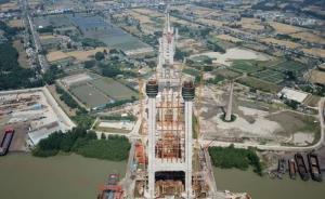 世界首座高速鐵路懸索橋北主塔封頂：相當(dāng)于70層樓房高度