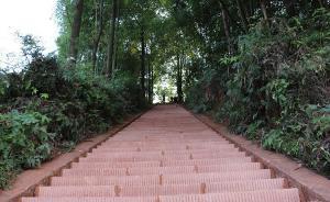 越野車輾碎千年古寺石梯引公憤，家屬拉來(lái)4車條石修復(fù)