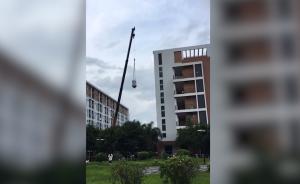 高校請來起重機搬寢室，單身妹子狂點贊