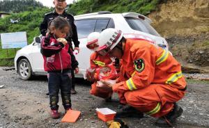 小女孩被困山洪，消防安慰：孩子抱緊我