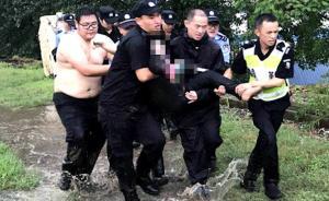 轎車(chē)掀起水花，夫妻2人躲避墜渠被沖走