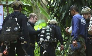 泰國(guó)少年足球隊(duì)救援傳悲?。阂磺疤┖＼姖撍畣T因水下缺氧遇難