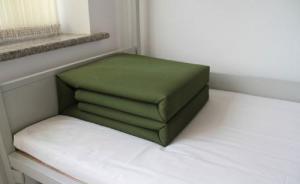 有官兵為把被子整得更有棱有角沾水疊，上級叫停：被子都潮了