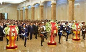 朝鮮黨政軍高層參謁錦繡山太陽(yáng)宮，悼念金日成逝世24周年