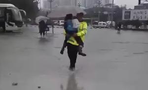 暴雨積水交警送20學(xué)生趕考：考試要緊