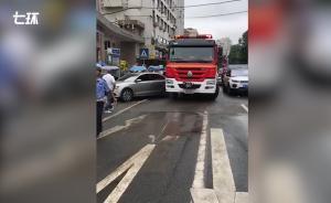 私家車堵道，消防車直接“頂開”趕火場