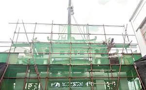 水泥攪拌車夜間闖禁撞裂牌坊：官方報損126萬，車主稱天價