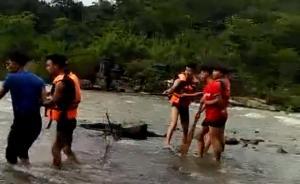 暖聞｜兩大學(xué)生被洪水圍困， 湖北民警淌水40米救援累癱