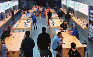 竊賊光顧蘋果店，20秒內(nèi)搶18萬元產(chǎn)品