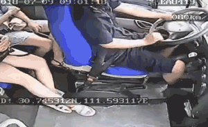 货车轮毂飞砸客车,司机倒下前将车停稳